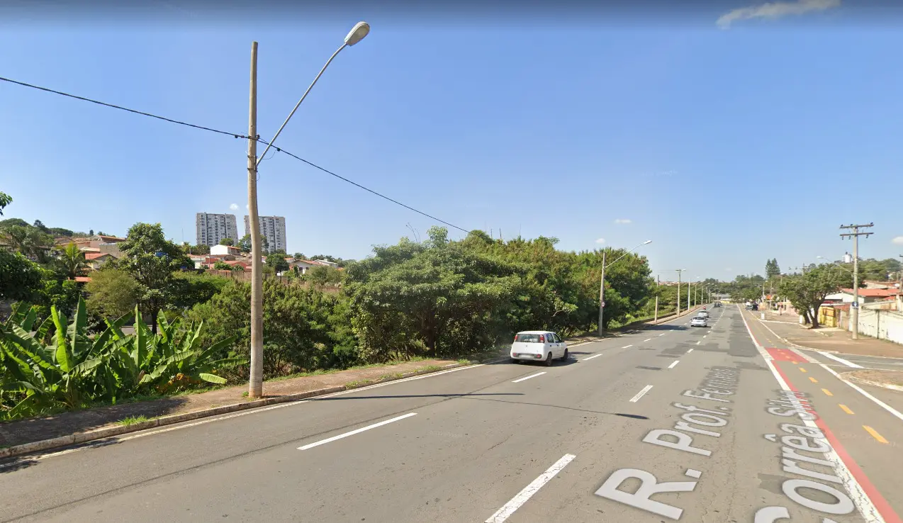 Motorista atinge e derruba poste no Anel Viário, em Limeira