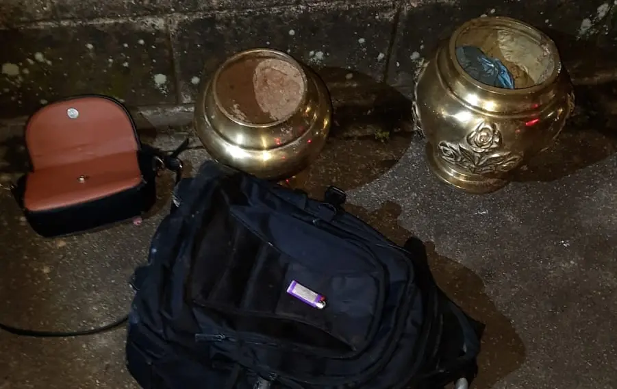Mulher é presa furtando vasos no Cemitério Saudade, em Limeira