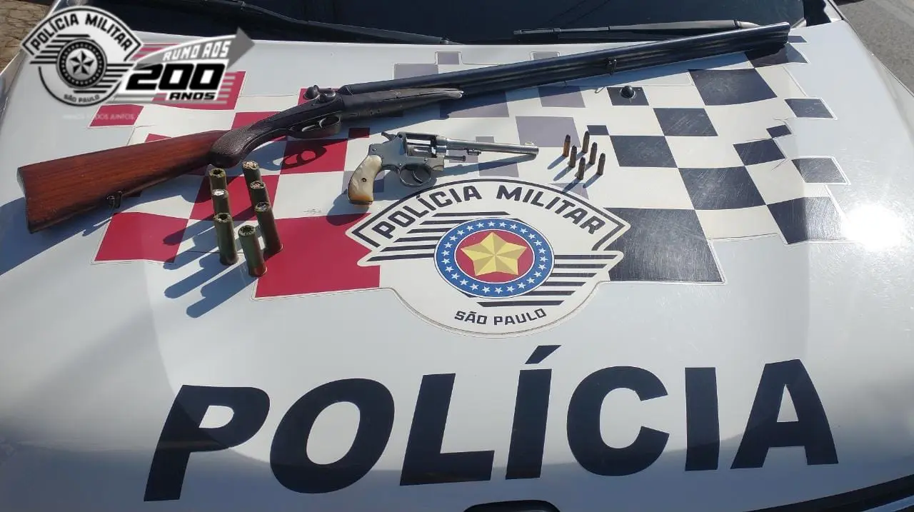 Mulher encontra armas de falecido marido enquanto fazia mudança