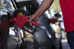 Petrobras reduz preço da gasolina em 4,66% para distribuidoras 