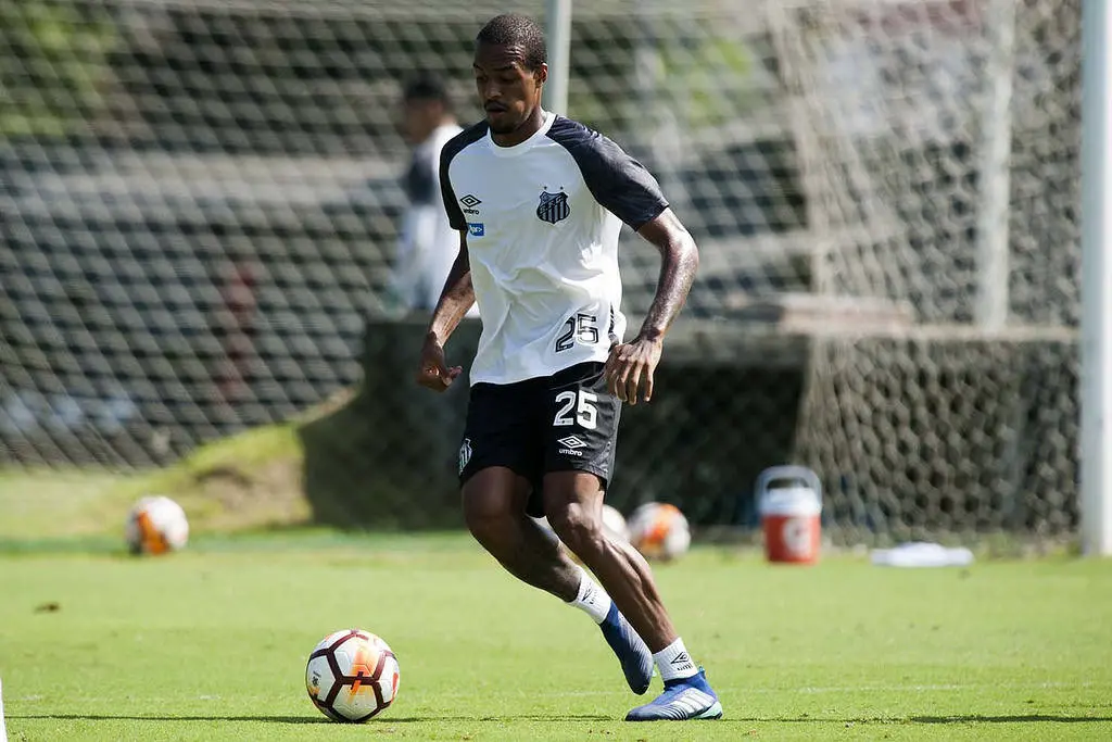 Santos e Coritiba cogitam troca de zagueiros, mas negociação não avança