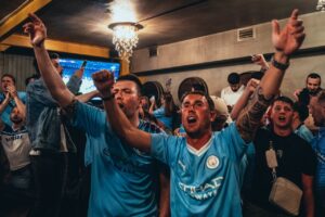 Torcida do Manchester City festeja título da Champions até o sol raiar em Istambul