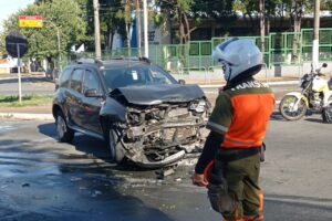 Veículos batem no cruzamento da Lauro Correa e Maestro Xixirri, em Limeira