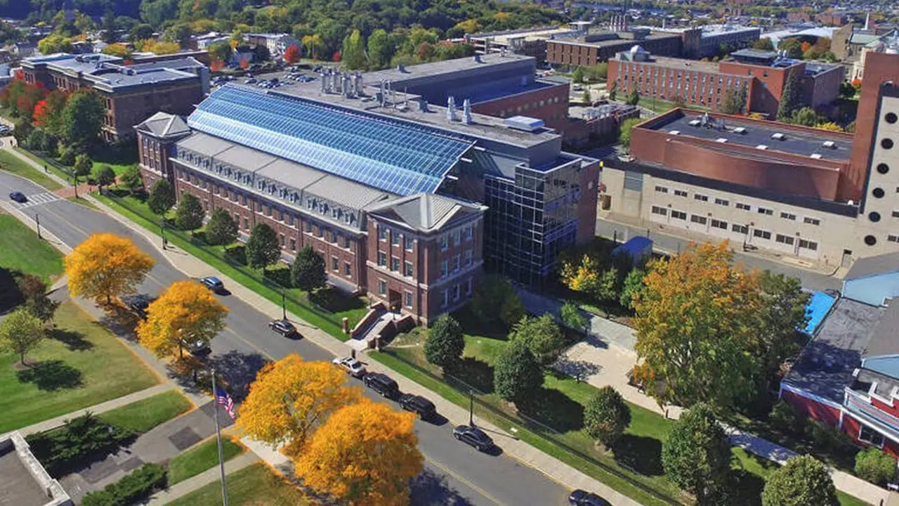 Zelador se irrita e desliga alarme sonoro de freezer de universidade nos EUA