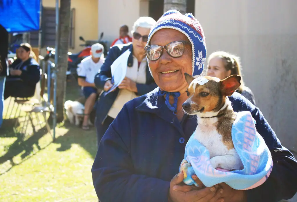 Prefeito no Bairro tem castração, entrega de mudas, vacinação e serviços