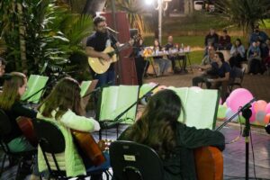 Alunos do curso de violão apresentam músicas na Praça Toledo Barros, neste sábado