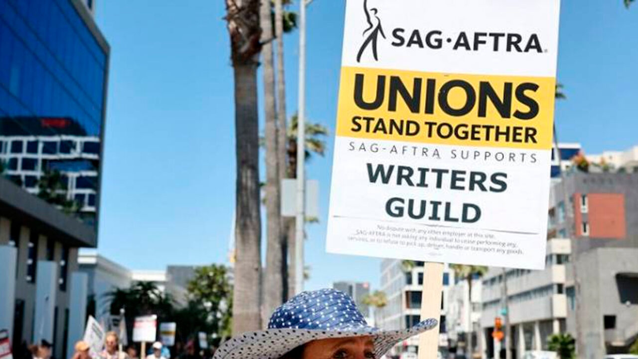Atores de Hollywood entram em greve nos EUA e se juntam aos roteiristas