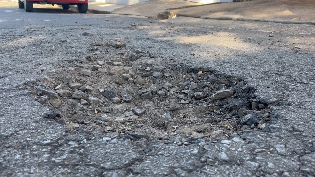 Moradores do Jardim Vista Alegre, em Limeira, reclamam de buraqueira nas ruas
