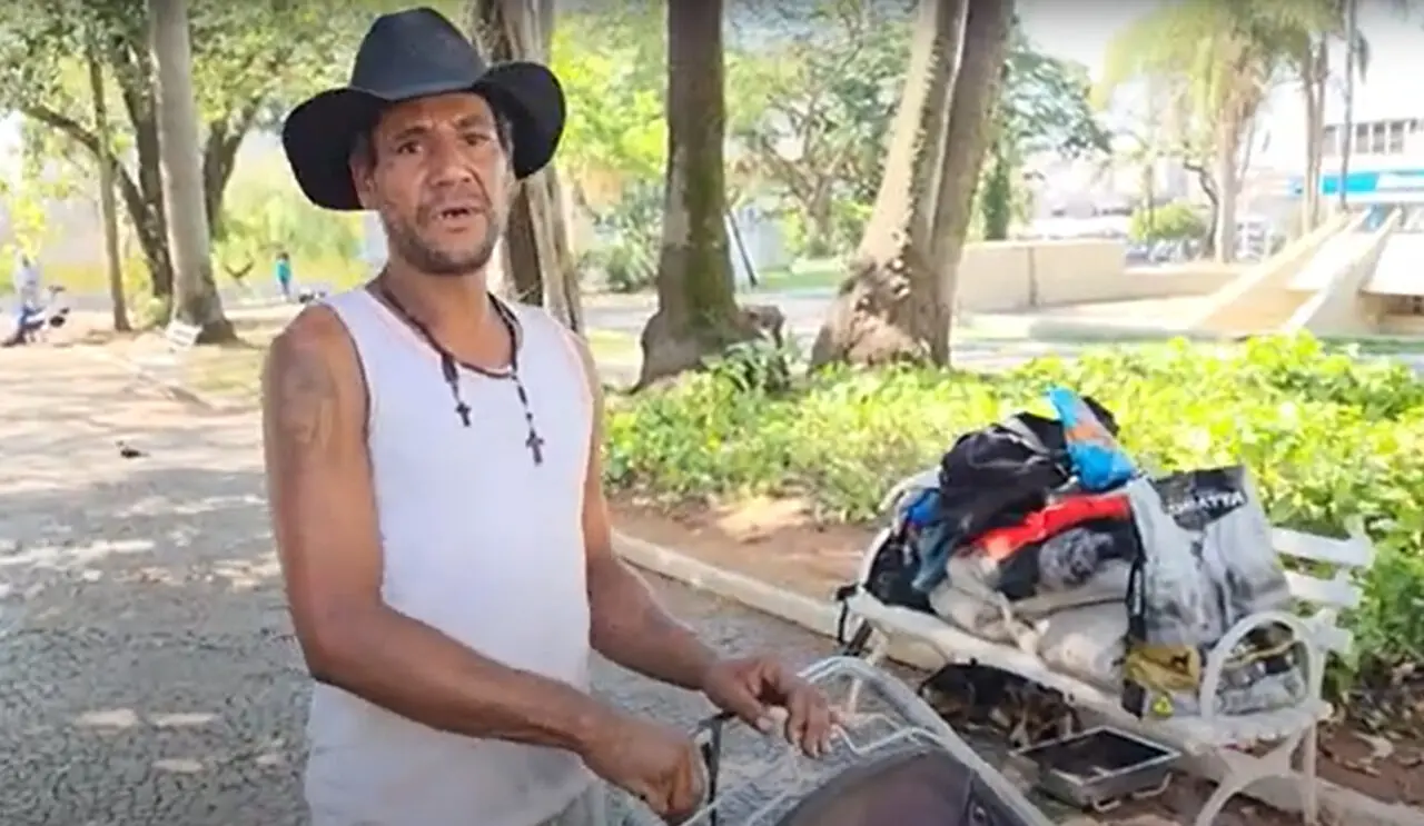 Cowboy dos cachorros chama atenção no Centro de Limeira
