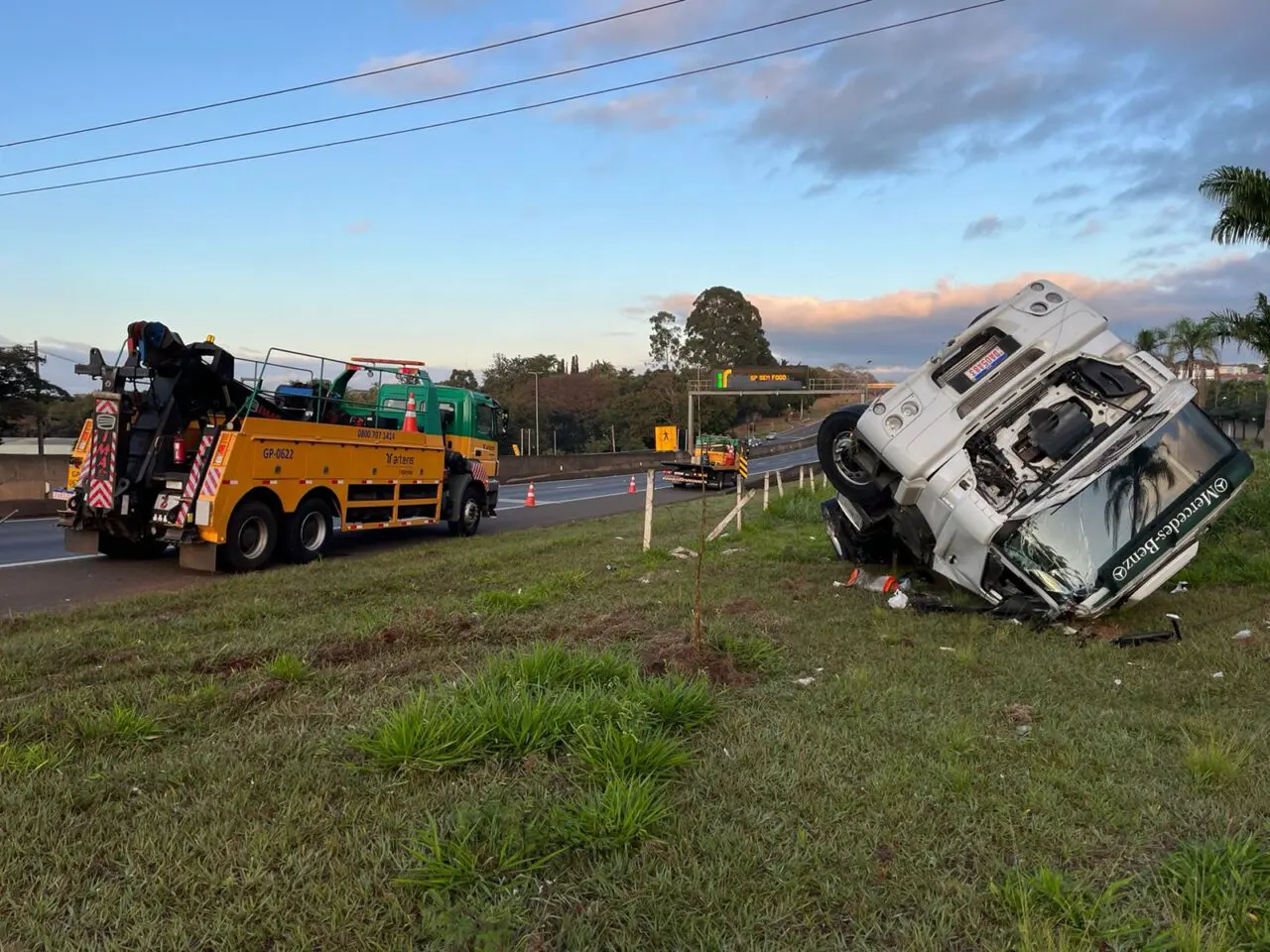 Caminhoneiro fica ferido após capotamento na Limeira-Piracicaba