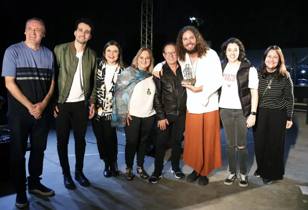 O entardecer de ontem (23) no Parque Cidade foi ainda mais espetacular. Enquanto o sol ia se pondo e as estrelas ganhavam espaço no céu que iluminava o gramado, no palco, composições de 15 artistas da música chamavam a atenção do grande público que prestigiou a 20ª edição do Festival Canta Limeira. Neste ano, o evento ganhou uma edição exclusiva, por conta das reformas do Teatro Vitória, local onde o evento, em sua grande final, ocorre tradicionalmente. Cerca de 2 mil pessoas passaram pelo local em suas cinco horas de duração. A organização foi da Prefeitura de Limeira, por meio da Secretaria de Cultura, com os apoios do Centro do Professorado Paulista (CPP), Sicomércio e Sesc-Piracicaba.