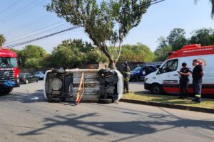 Carro tomba após colisão com veículo no Parque Egisto Ragazzo, em Limeira