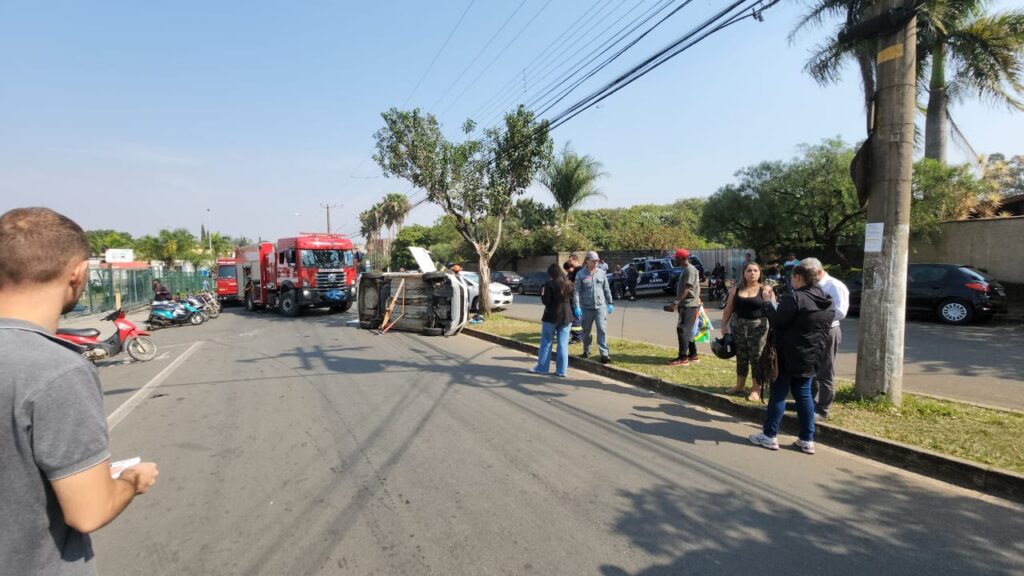 Carro tomba após colisão com veículo no Parque Egisto Ragazzo, em Limeira