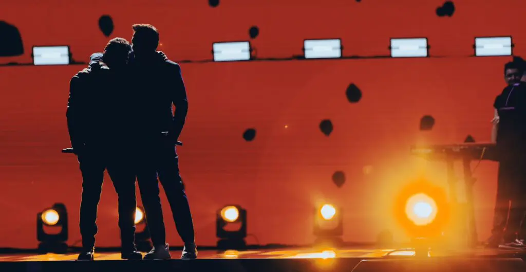 Com mega produção e sete participações especiais, João Bosco & Vinícius gravam maior DVD da carreira