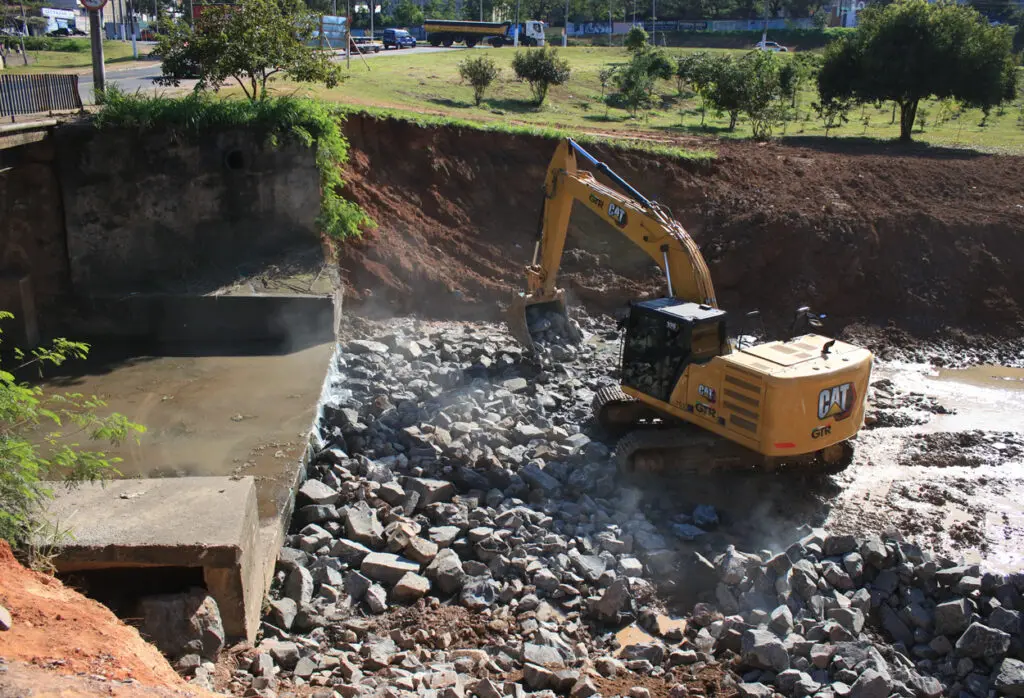Córrego da Barroca Funda recebe obras para evitar enchentes e proteger encosta 2