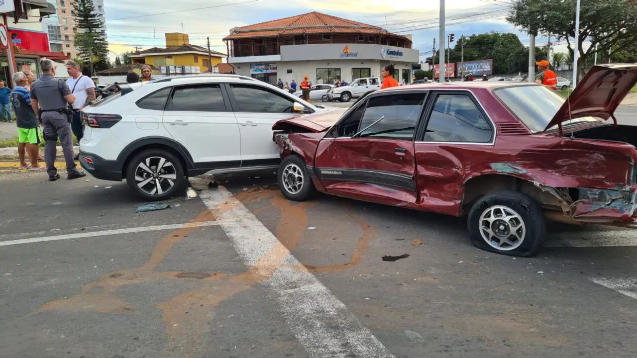 Um criminoso foi baleado e preso por policias da Dise (Delegacia de Investigações Sobre Intorpecentes) de Limeira na rotatória do Jardim Ouro Verde. O trecho dá acesso à via Guilherme Dibbern. Houve confusão, correria, tiroteio e muitos motoristas e pedestres em pânico.