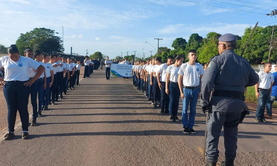 O governo federal irá encerrar o Programa Nacional das Escolas Cívico-Militares (Pecim). Esta semana, o Ministério da Educação (MEC) enviou um ofício aos secretários de Educação informando que o programa será finalizado e que deverá ser feita uma transição cuidadosa das atividades para não comprometer o cotidiano das escolas.