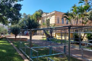 Já teve início as montagens da estrutura para a Festa Julina da Escola Municipal de Cultura e Artes "Maestro Mário Tintori" (Emcea), que acontece neste sábado