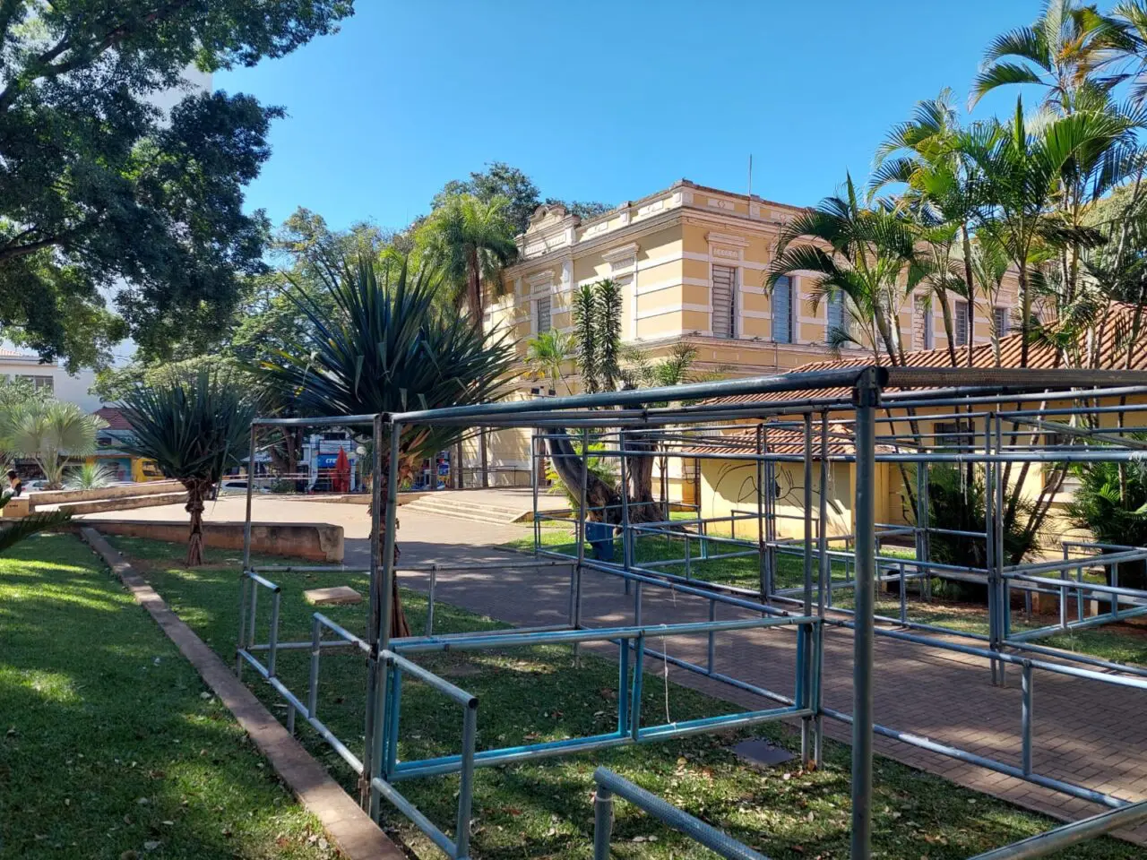 Já teve início as montagens da estrutura para a Festa Julina da Escola Municipal de Cultura e Artes "Maestro Mário Tintori" (Emcea), que acontece neste sábado
