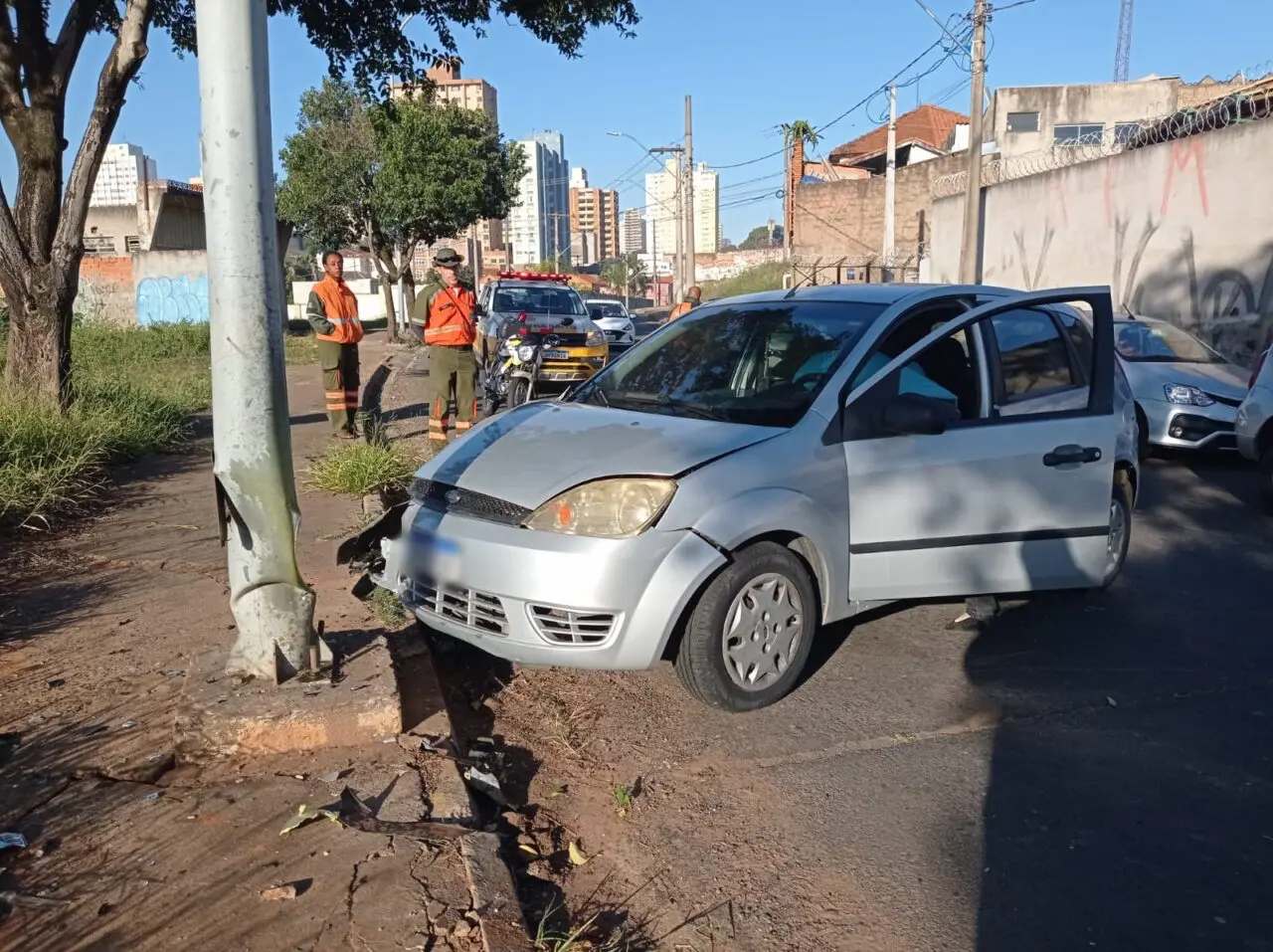 Idoso perde controle de veículo e atinge poste no Centro de Limeira