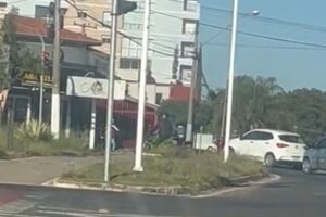 Imagem de possível assalto de motocicletas em rotatória de Limeira viraliza