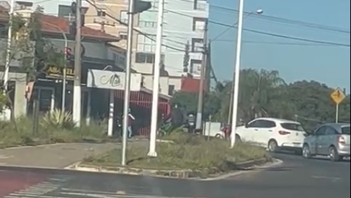 Imagem de possível assalto de motocicletas em rotatória de Limeira viraliza