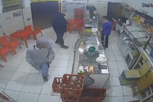 Imagens mostram luta entre vítimas e bandidos em padaria do Jd. Esmeralda, em Limeira