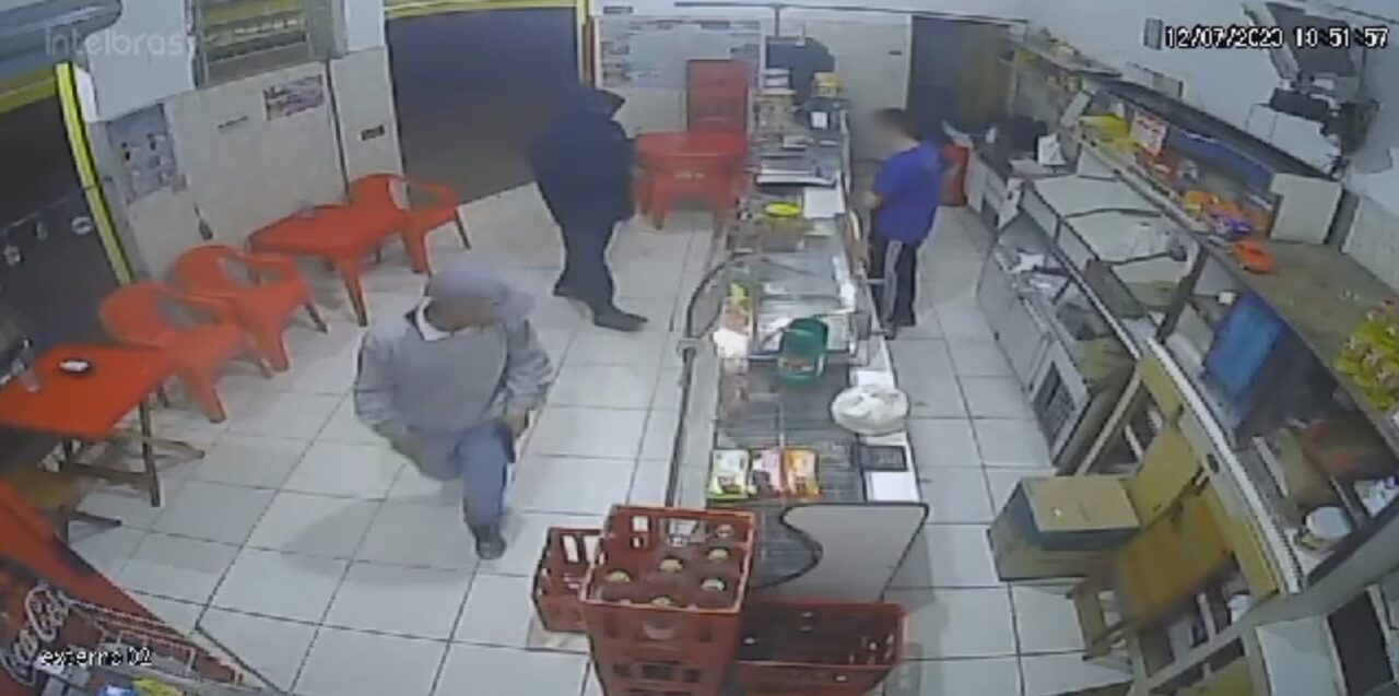 Imagens mostram luta entre vítimas e bandidos em padaria do Jd. Esmeralda, em Limeira