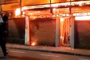 Incêndio em Araras resulta na morte de casal em situação de rua e cachorro 1
