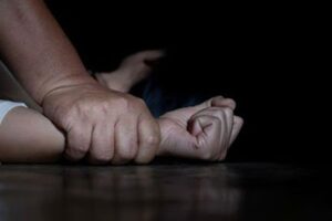 Menina de 11 anos sofre estupro por 4 homens no interior do RJ
