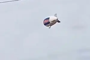 No dia de Santos Dumont, zepelim cruza céu de Limeira