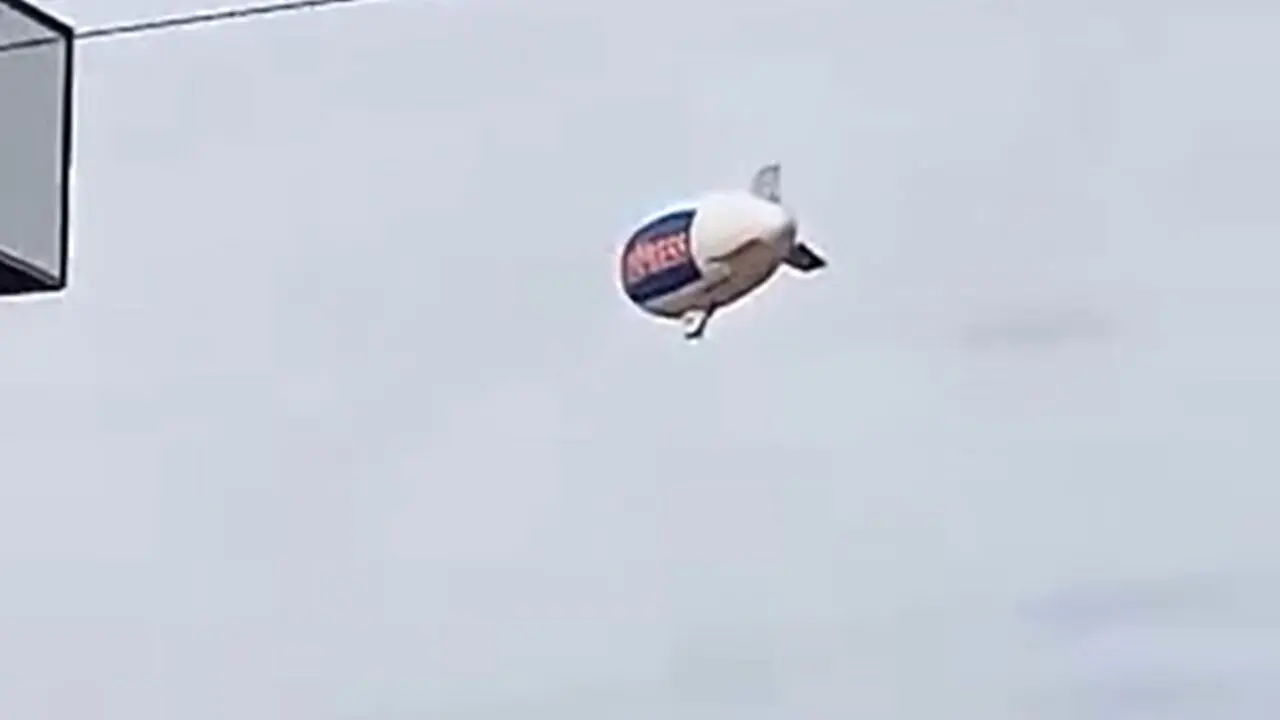 No dia de Santos Dumont, zepelim cruza céu de Limeira