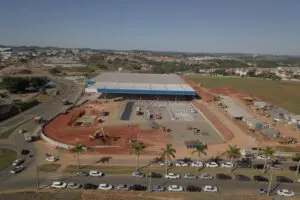 A nova unidade do Assaí Atacadista em Limeira, interior paulista, está com as obras avançadas e caminha para sua abertura em breve. Com mais de 80% da construção concluída, o Assaí Limeira Anel Viário, como foi batizada a nova unidade, encontra-se com a estrutura montada e recebe internamente os primeiros preparativos para receber os(as) limeirenses. A previsão de inauguração segue para o segundo semestre deste ano.