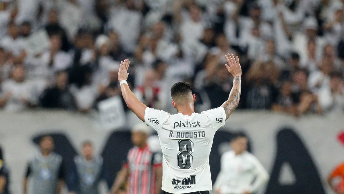 Renato Augusto decide e Corinthians derrota o São Paulo pela semi da Copa do Brasil