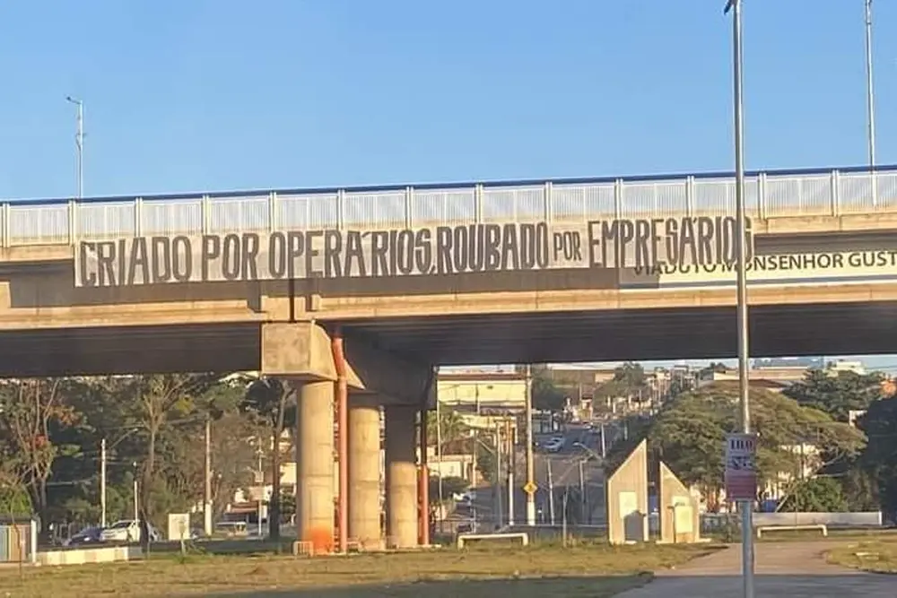 Torcida do Corinthians espalha faixas de protesto em Limeira