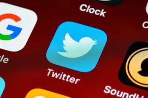 Usuários do Twitter passam a ter limite de leitura diário