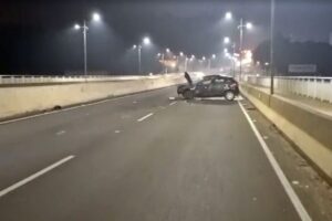 Veículo capota e duas pessoas ficam feridas no viaduto da ‘Barroca Funda’
