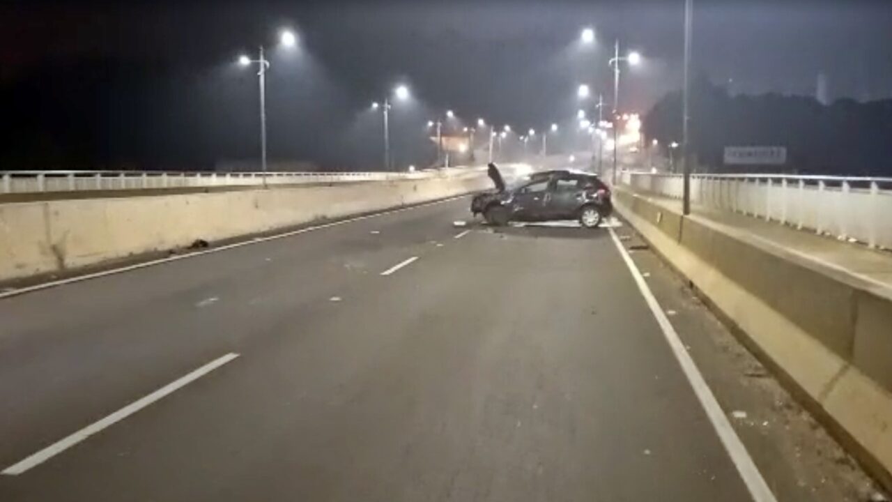 Veículo capota e duas pessoas ficam feridas no viaduto da ‘Barroca Funda’