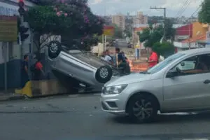 Veículo capota após ser atingido por carro no Centro de Limeira