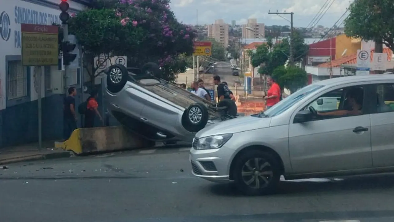 Veículo capota após ser atingido por carro no Centro de Limeira