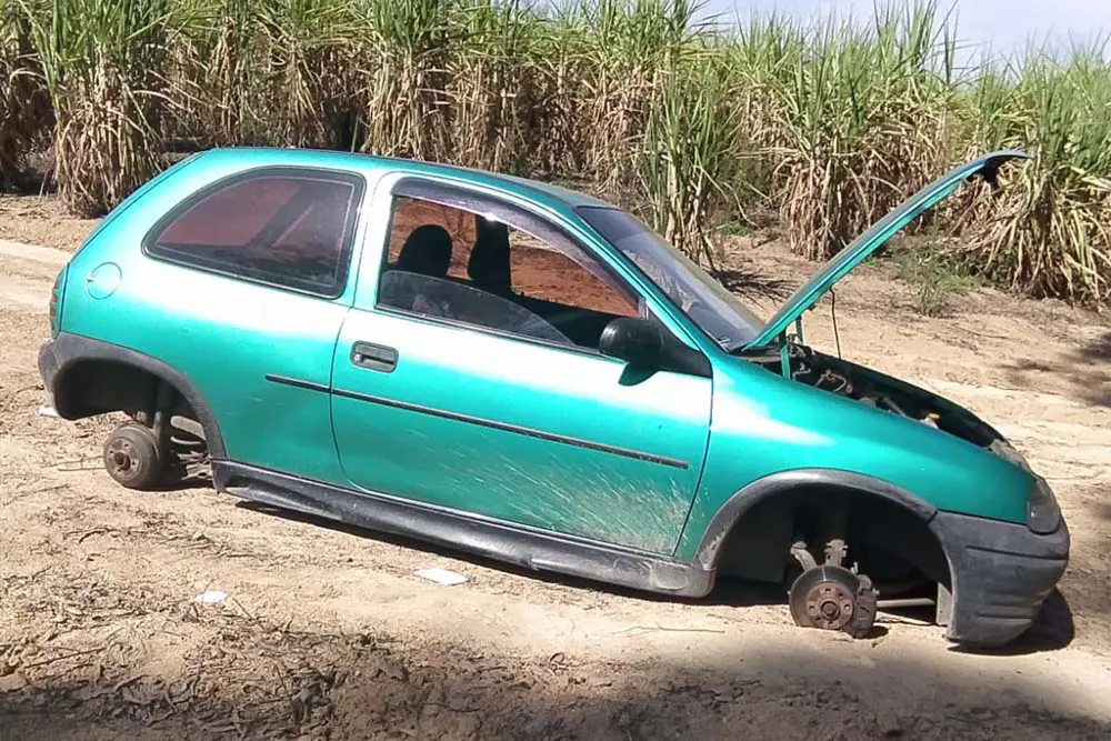 Veículo é encontrado sem rodas em canavial na LIM-020 2