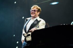 Elton John sofre acidente doméstico e passa a noite no hospital