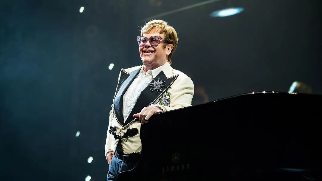 Elton John sofre acidente doméstico e passa a noite no hospital