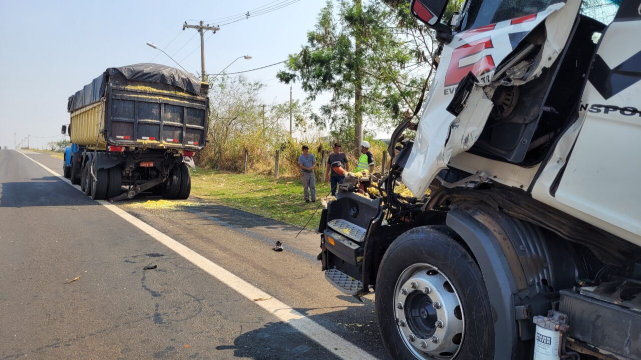 Acidente entre caminhões deixa uma pessoa ferida na Limeira-Mogi Mirim