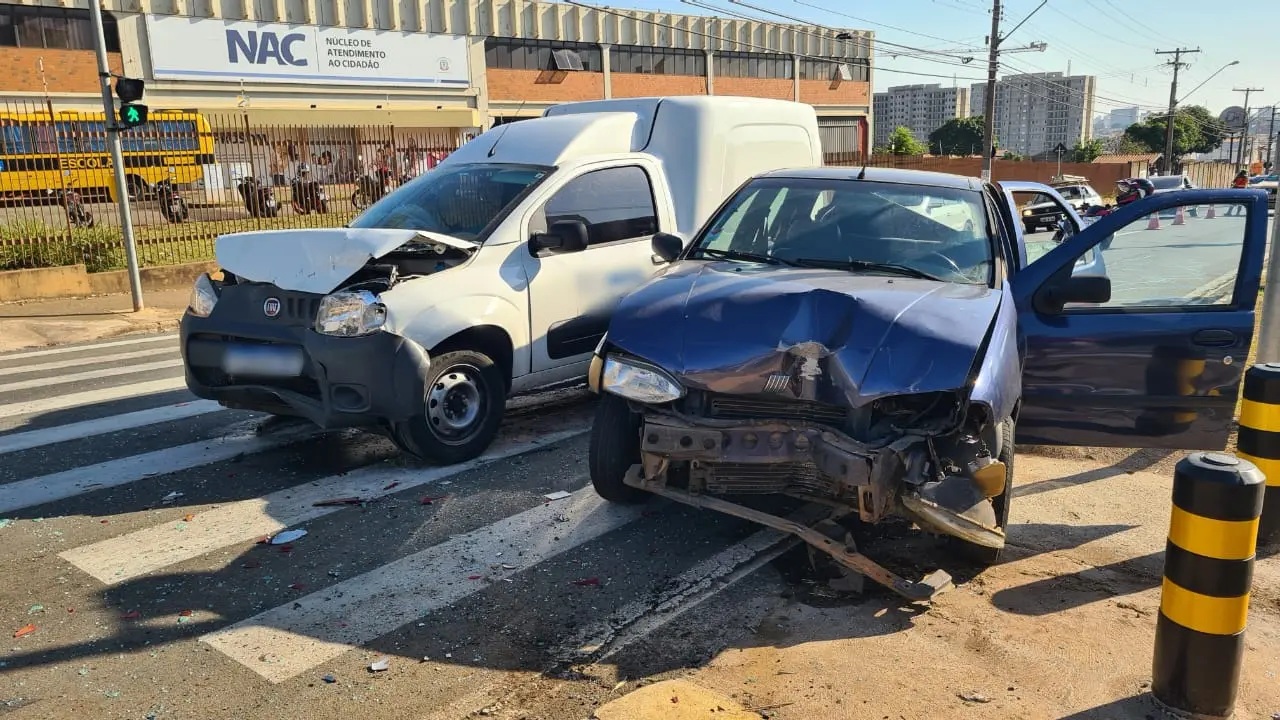 Acidente na Av. Lauro Corrêa deixa duas pessoas feridas, em Limeira