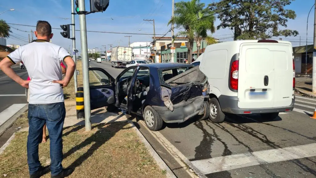 Acidente na Av. Lauro Corrêa deixa duas pessoas feridas, em Limeira
