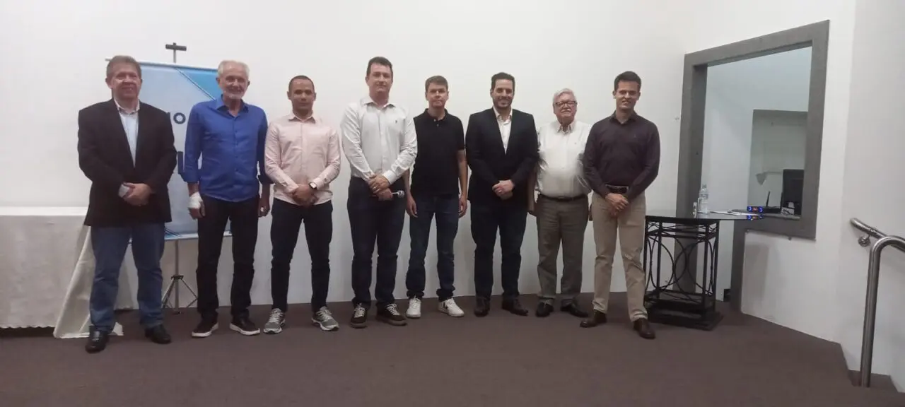 “Agir para transformar”. Tendo esse slogan como norte, o Observatório Social do Brasil – Limeira abriu oficialmente na noite desta quinta (10) a 4ª edição do Agosto Transparente. A cerimônia, realizada no auditório da Associação Comercial de Limeira (ACIL), contou com as presenças do prefeito Mario Botion, acompanhado de vários secretários municipais, e do presidente da Câmara Municipal, Everton Ferreira, além de outros vereadores. Também participaram líderes das mais diversas instituições da sociedade civil limeirense.