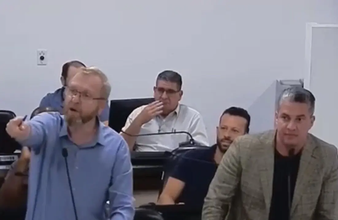 Caso Hamilton - Câmara de Limeira: vereadores impedem cidadão de falar na ‘Tribuna Livre’ Confusão envolveu vereadores e o cidadão que tentava falar sobre o programa estadual do Bom Prato