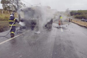 Caminhão pega fogo enquanto trafegava na Limeira-Mogi Mirim
