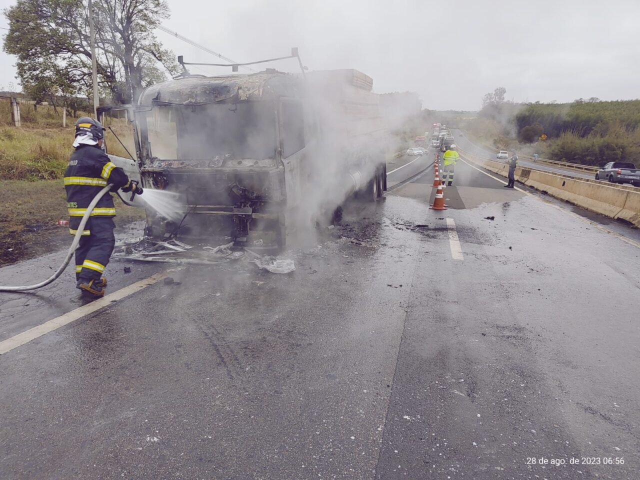 Caminhão pega fogo enquanto trafegava na Limeira-Mogi Mirim